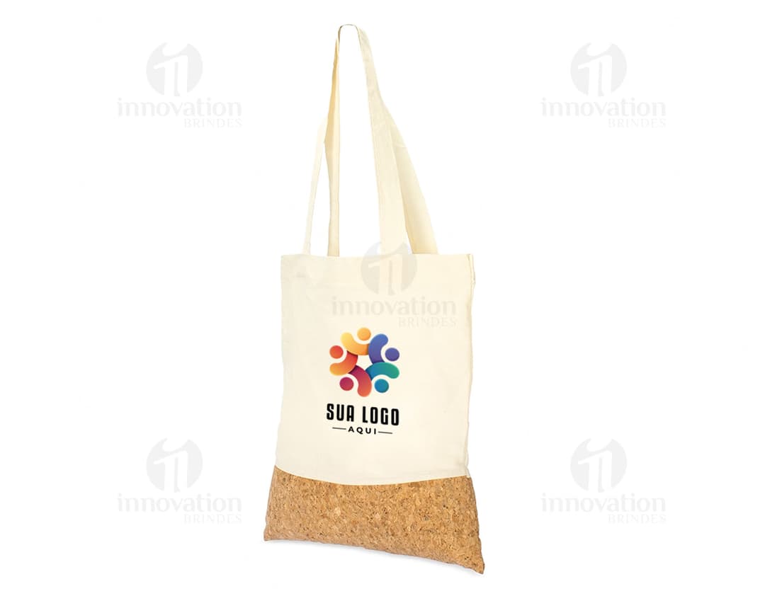 Sacola ecológica com fundo em cortiça, design simples e elegante. O objeto é feito de papel reciclado, com alça de burlap e contém um cartão de mensagem. A sacola está vazia, pronta para ser utilizada em compras sustentáveis. A embalagem de papelão reforçado garante que o produto seja resistente e durável. Ideal para carregar alimentos, presentes e outros objetos.