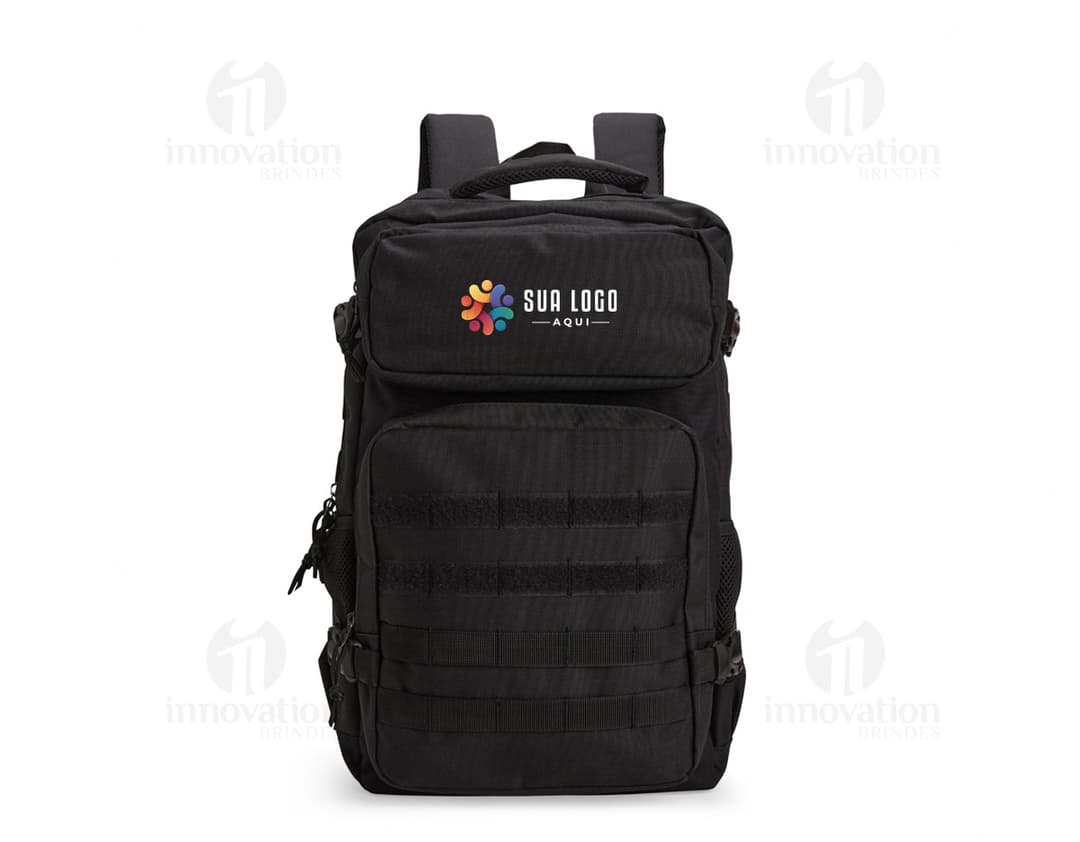 Homem de negócios sorridente, vestindo terno e mochila preta de 24 litros, feita de nylon Oxford. Ele está segurando uma câmera em uma mão, em um ambiente de escritório moderno.