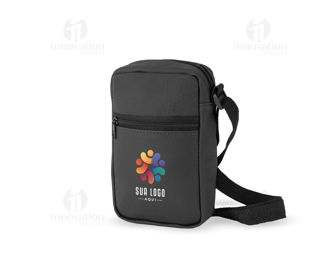 Bolsa de ombro em couro sintético preta, moderna e elegante. Possui zíper, alças e detalhes em metal. Ideal para compras, viagens e uso pessoal.