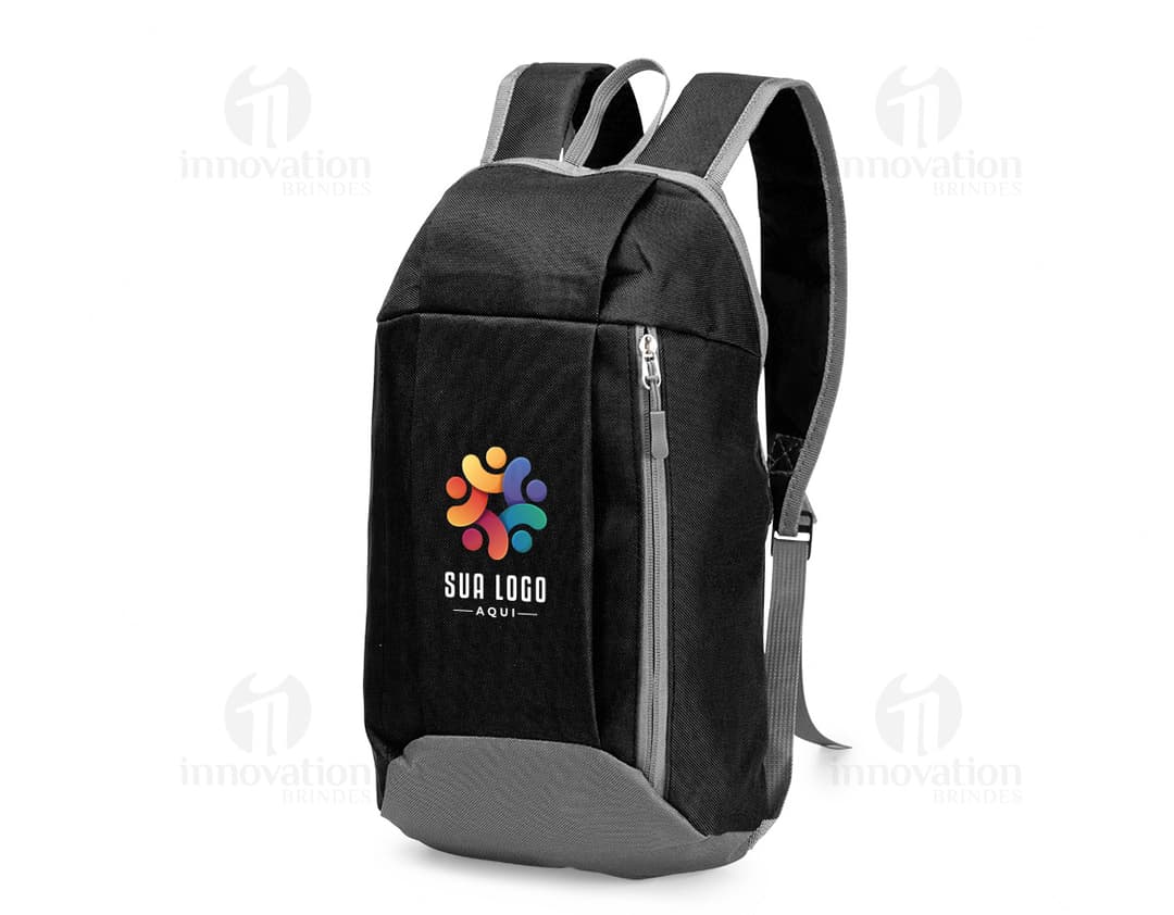 Mochila de poliéster preto, com capacidade de 9 litros. Feita de material resistente, possui alças acolchoadas e diversos compartimentos para armazenar equipamentos e objetos pessoais. Ideal para uso no dia a dia, viagens de negócios ou atividades esportivas. Design moderno e elegante, adequado para homens de negócios e profissionais executivos.
