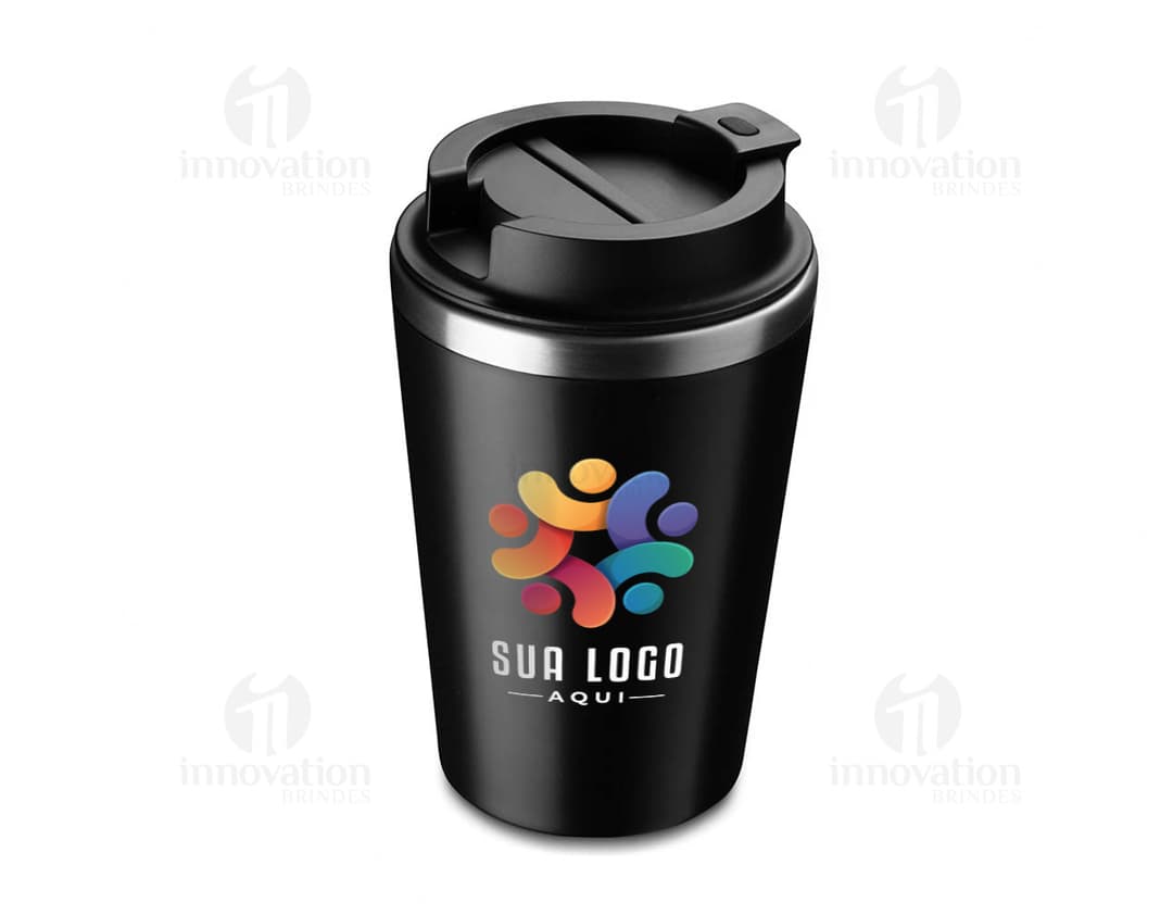 Copo de parede dupla em metal prateado, com design 3D. O copo possui alça e tampa, ideal para bebidas quentes ou frias. A imagem mostra o copo em um ambiente limpo e organizado.