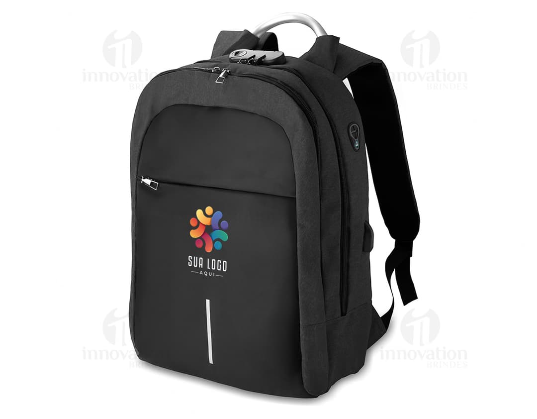 Mochila preta em poliéster 300D para notebook, com alças de couro, zíperes, bolsos e compartimentos para guardar equipamentos e objetos. Ideal para viagens, negócios, esportes e escola. Elegante e moderna, perfeita para quem busca praticidade e estilo.