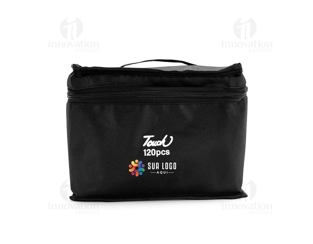 Kit de canetas marcadoras 120 cores em um estojo de couro preto, ideal para viagens e negócios. O acessório possui alça para carregar e fecho com zíper, garantindo praticidade e organização. Perfeito para quem busca estilo e elegância em seus materiais de escritório.