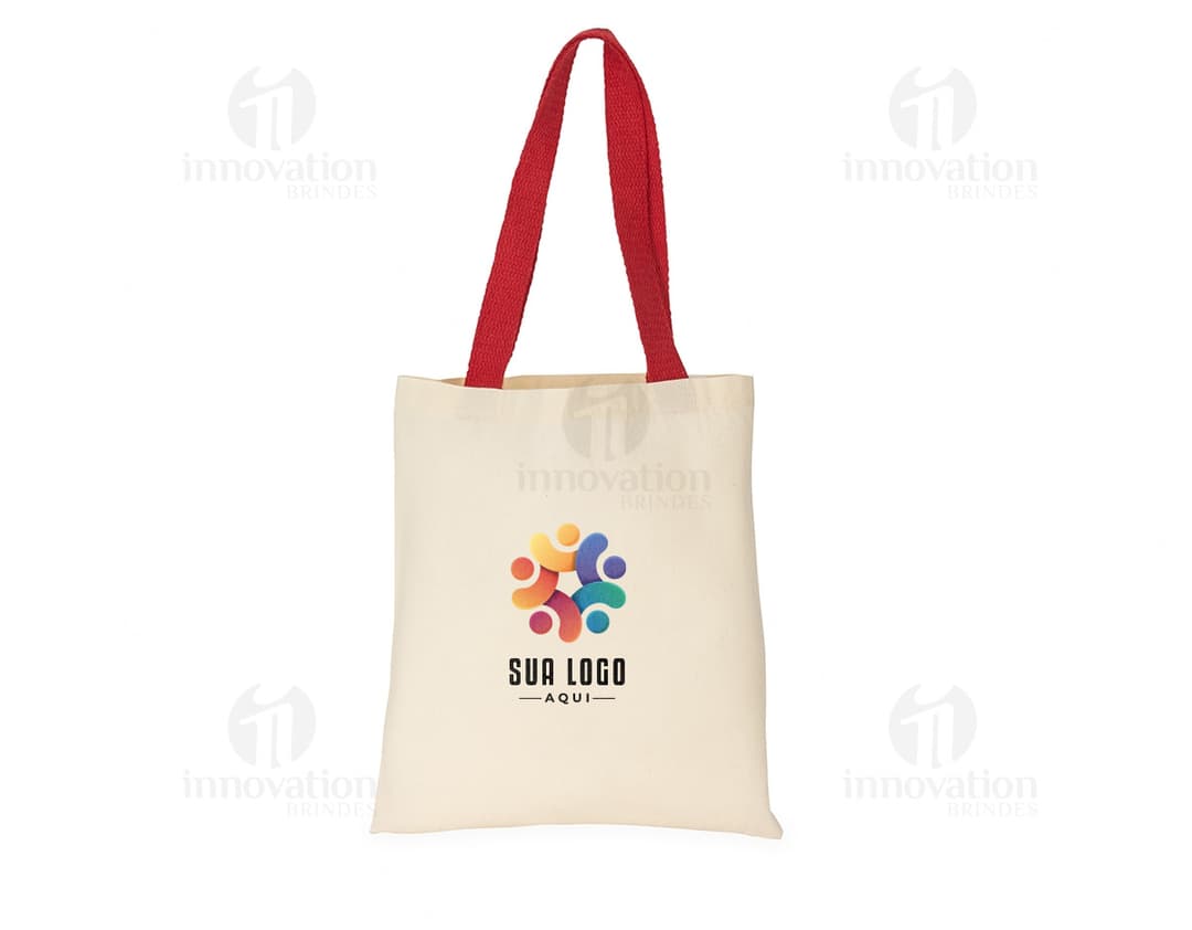 sacola de algodão para compras com design elegante e moderno, feita de material marrom com alça de couro e fecho de trava. A sacola está vazia, pronta para ser utilizada em um ambiente de compras.