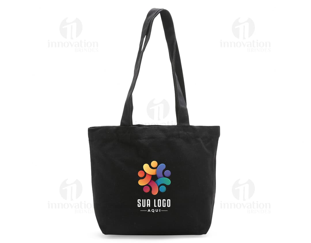 Bolsa de lona preta com alça de couro, estilo moderno e elegante, detalhes em ziper e fivela.