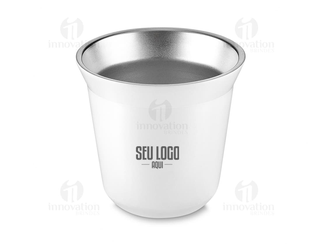 Copo térmico para espresso em cerâmica amarela, com alça e colher de metal, sobre uma mesa.