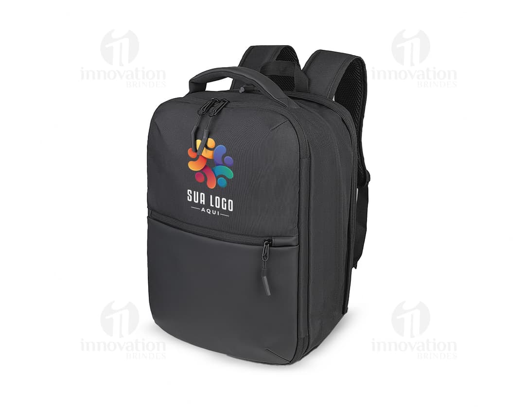 Mochila preta de couro com compartimento a vácuo, carregada por um homem de terno. O homem está sorrindo e parece estar viajando a negócios, mostrando um estilo profissional e bem-sucedido.