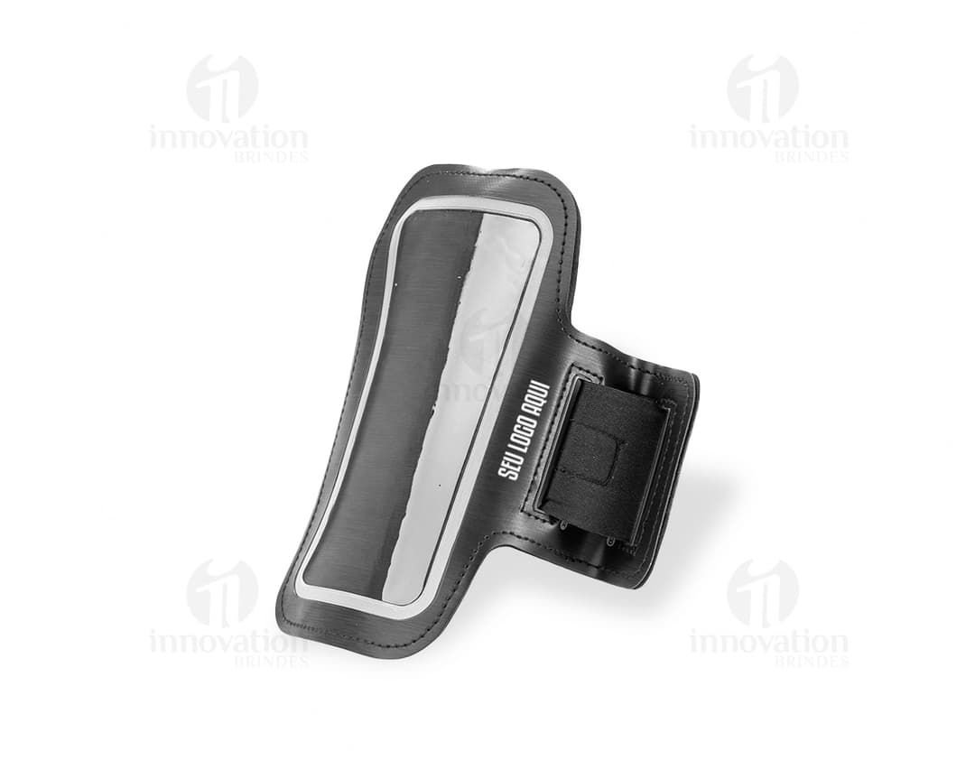 Braçadeira esportiva de couro sintético preto, com fecho de metal. O objeto é uma bolsa de equipamento moderna, usada para guardar dinheiro, carteira, telefone celular ou acessórios pessoais. O material é resistente e durável, ideal para proteger seus pertences durante atividades esportivas ou de lazer.