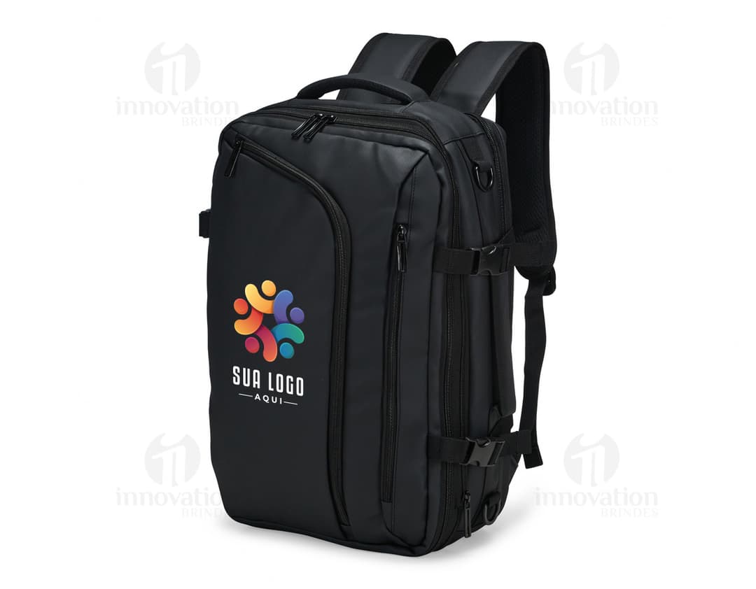 Homem de negócios sorridente e bem vestido segurando uma mochila de couro preta. Ele está de pé em um estúdio e parece feliz e confiante. A mochila é moderna e espaçosa, adequada para viagens de negócios ou lazer.