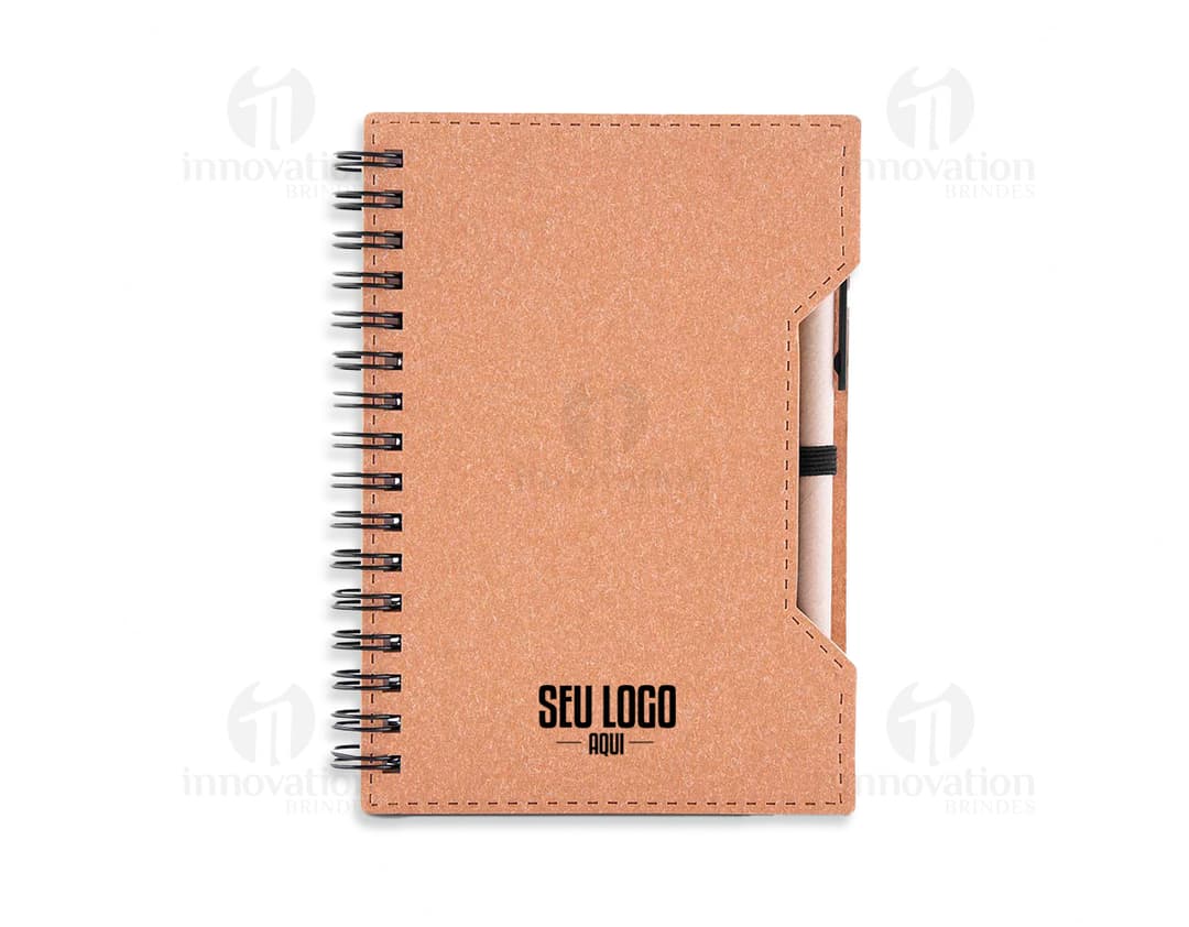 Caderno com capa em papelão reciclado e acabamento em cane, ideal para anotações e organização.