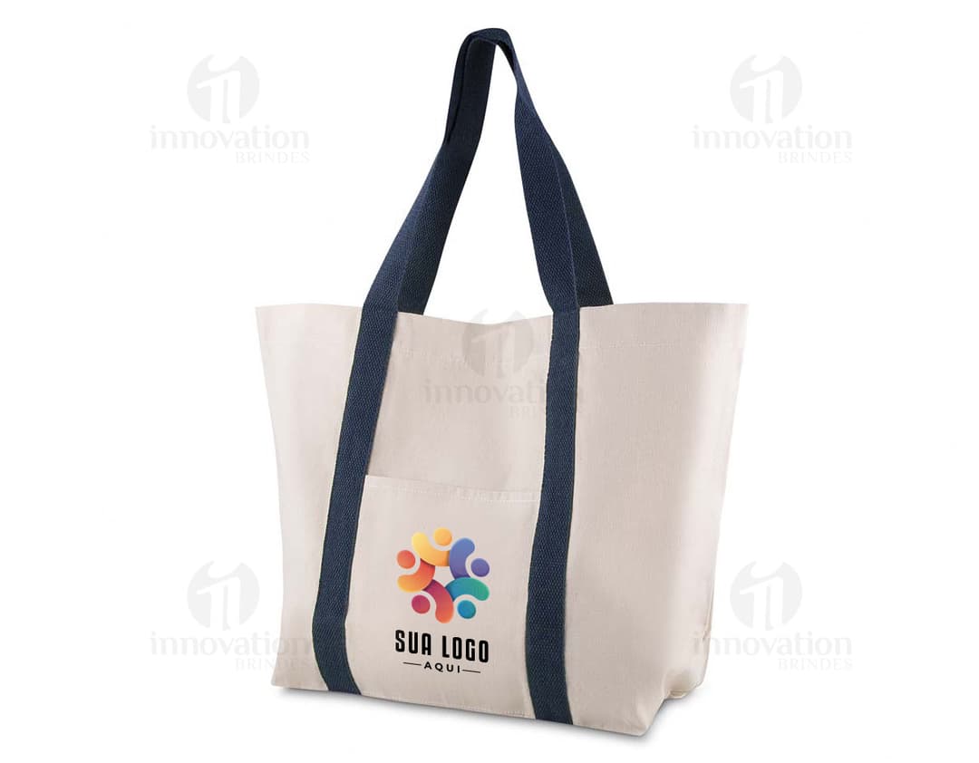 Sacola em algodão reciclável preta com alças de couro, fecho de zíper e design moderno e elegante. Ideal para compras, presente ou uso pessoal. Textura suave e resistente, perfeita para carregar objetos de forma prática e estilosa. Ideal para quem busca um estilo casual e sofisticado.