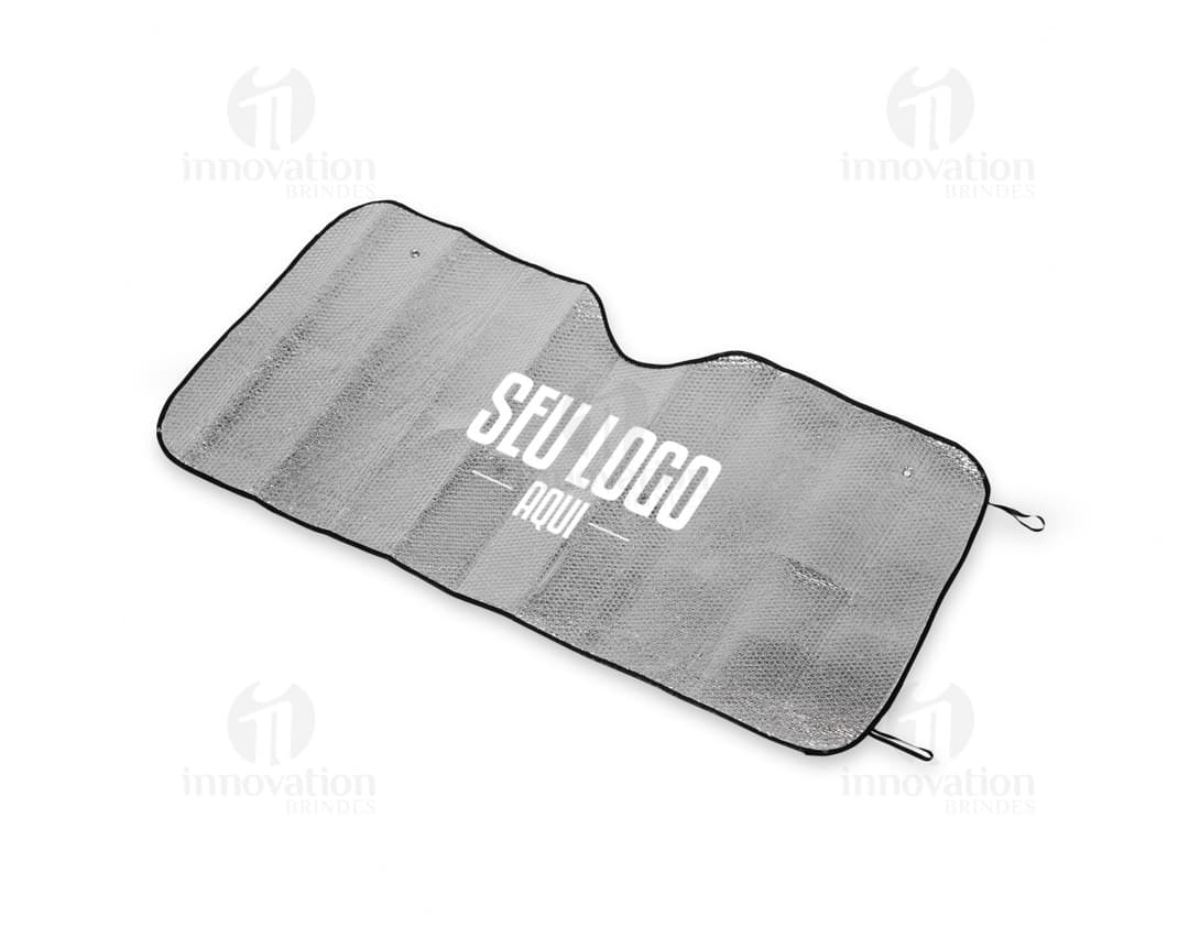 Protetor solar de para-brisa em embalagem de plástico preta com design moderno. O produto contém ícones e símbolos relacionados à proteção solar e possui conexão com a tecnologia digital. Ideal para armazenar no carro e proteger o veículo contra os raios solares.