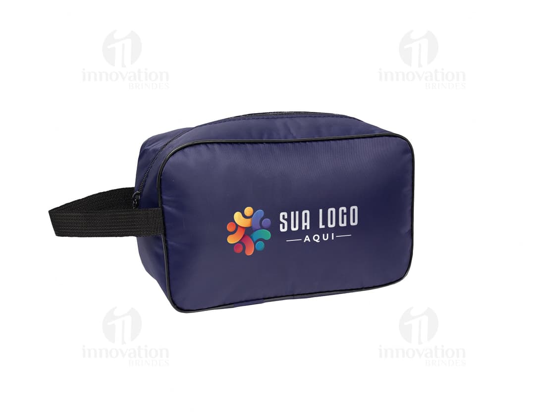 Nécessaire de poliéster preta, estilo moderno e elegante, vazia e com alça de mão. Acessório de moda para armazenar objetos pessoais, como dinheiro, documentos e equipamentos de trabalho. Fabricada em couro sintético, ideal para proteger e organizar pertences com segurança.