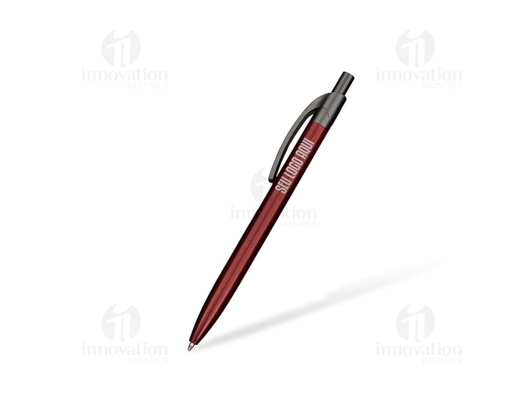 Caneta metal prateada sobre um papel branco, utensílio de escrita para escritório e negócios.