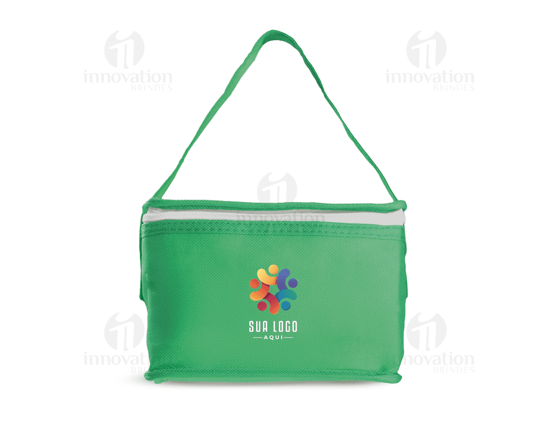 Bolsa térmica em TNT marrom com alça de couro, zipper preto e acabamento elegante. A bolsa está vazia e aberta, mostrando seu interior forrado para armazenamento. A bolsa possui um design moderno e funcional, perfeita para manter os alimentos frescos por mais tempo.