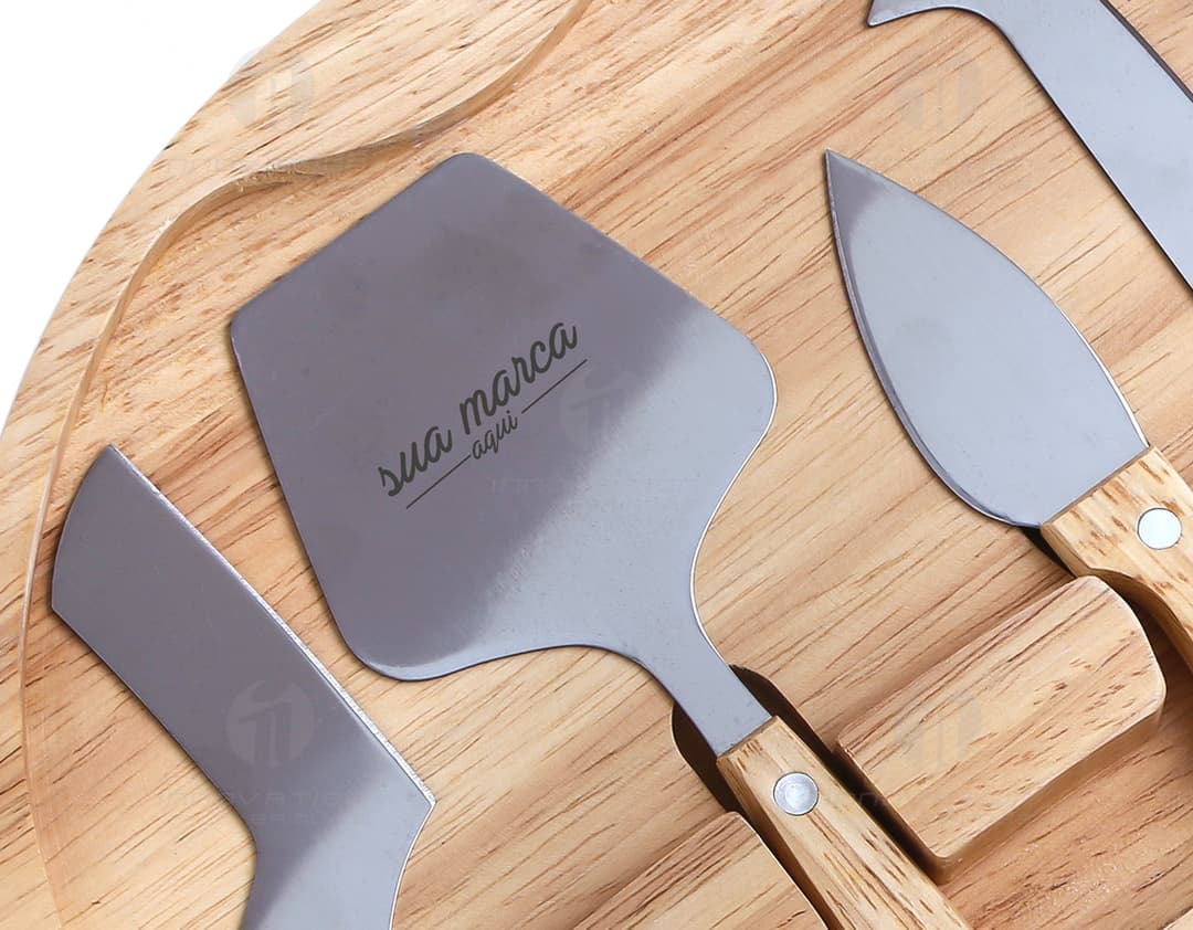 Kit Queijo - 04: Prepare-se para uma experiência incrível de degustação com o nosso Kit Queijo - 04! Com design rústico em madeira, este conjunto inclui faca, tábuas e ingredientes para uma reunião em família inesquecível. Ideal para amantes de queijo e apreciadores de um bom momento entre amigos. Aproveite o melhor do design de interiores e da culinária com este kit que vai deixar qualquer ambiente mais charmoso e acolhedor. Perfeito para quem busca qualidade e estilo na hora de receber os convidados. Garanta já o seu e surpreenda a todos!