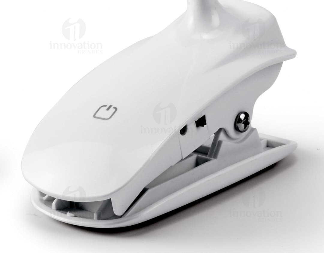 Luminária de mesa de design moderno e elegante para iluminar o seu escritório com estilo. Feita de plástico resistente e cabo de aço, proporcionando segurança e praticidade. Ideal para uso em ambientes de trabalho, estudos ou leitura. Adquira já a sua!