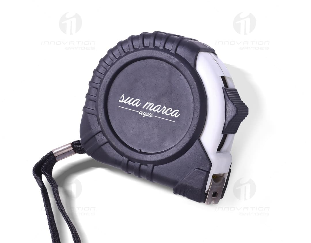 Trena emborrachada amarela e preta, instrumento de medição de precisão com marcações em centímetros e polegadas. Feita de metal e plástico, indicador de distância com precisão. Ideal para uso em carpintaria, construção, engenharia e projetos de melhoria em casa.