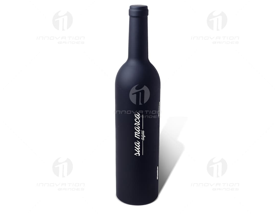 Kit Vinho - 17: A imagem mostra um conjunto de brindes de vinho completos, perfeito para celebrações especiais. Com uma garrafa de vinho, taças e outros acessórios, este kit é ideal para quem aprecia um bom vinho. Aproveite para presentear alguém ou para trazer mais elegância às suas confraternizações. Conheça mais sobre o mundo dos vinhos com este kit exclusivo!