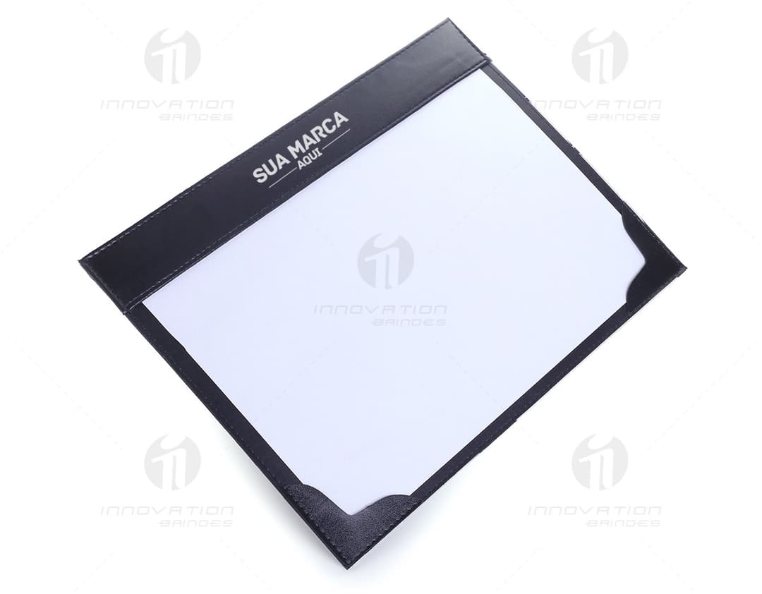 Risque Rabisque em Couro - Perfeito para manter suas ideias organizadas! Este moderno e elegante acessório de escritório é ideal para anotar seus pensamentos criativos ou fazer anotações importantes. Feito em couro de alta qualidade, proporcionando durabilidade e sofisticação ao seu ambiente de trabalho. Adquira já o seu risque rabisque e mantenha-se sempre produtivo e organizado. Ideal para utilizar em reuniões de negócios, no escritório ou em casa. Aproveite!