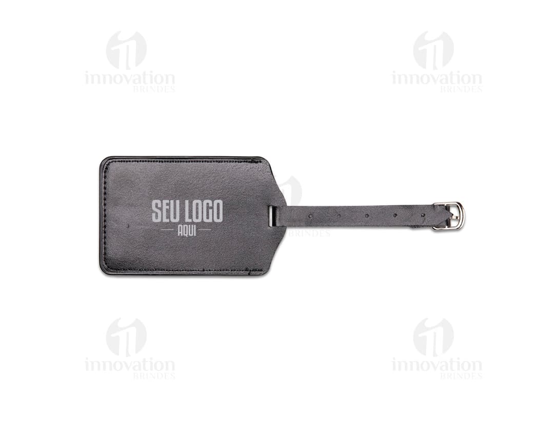 Identificador de Bagagem preto feito de couro, com fecho e interior vazio para inserir informações. Com design compacto e resistente, ideal para identificação de bagagem em viagens.