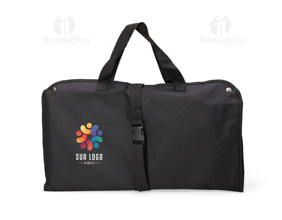Mala de couro preta com zíper, alça e fivela, ideal para viagens de negócios ou lazer. Acessório de moda elegante e moderno para transportar seus pertences com estilo.