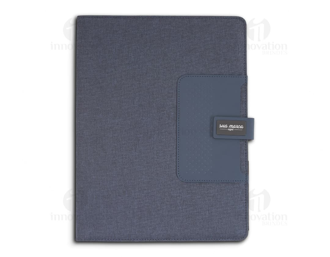 Pasta executiva de couro para guardar seus documentos e equipamentos de forma organizada. Ideal para reuniões de negócios e viagens de trabalho. Mantenha seus pertences seguros e organizados com esta pasta de alta qualidade. Compartimentos espaçosos para laptop, papéis e demais itens essenciais. Garanta já a sua!