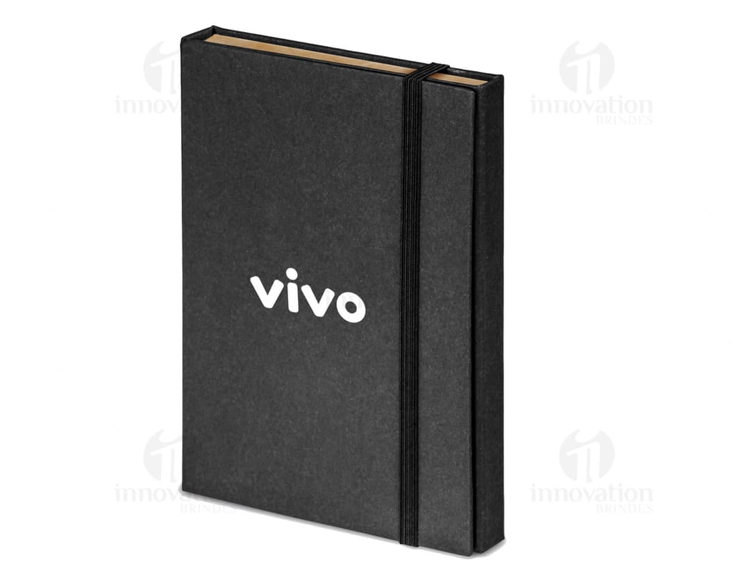 Kit para escritório: Organize seus documentos com estilo e praticidade. Este conjunto inclui binder de couro, notebook e capa protetora, tudo que você precisa para manter seu espaço de trabalho em ordem. Incremente sua produtividade com este kit completo!