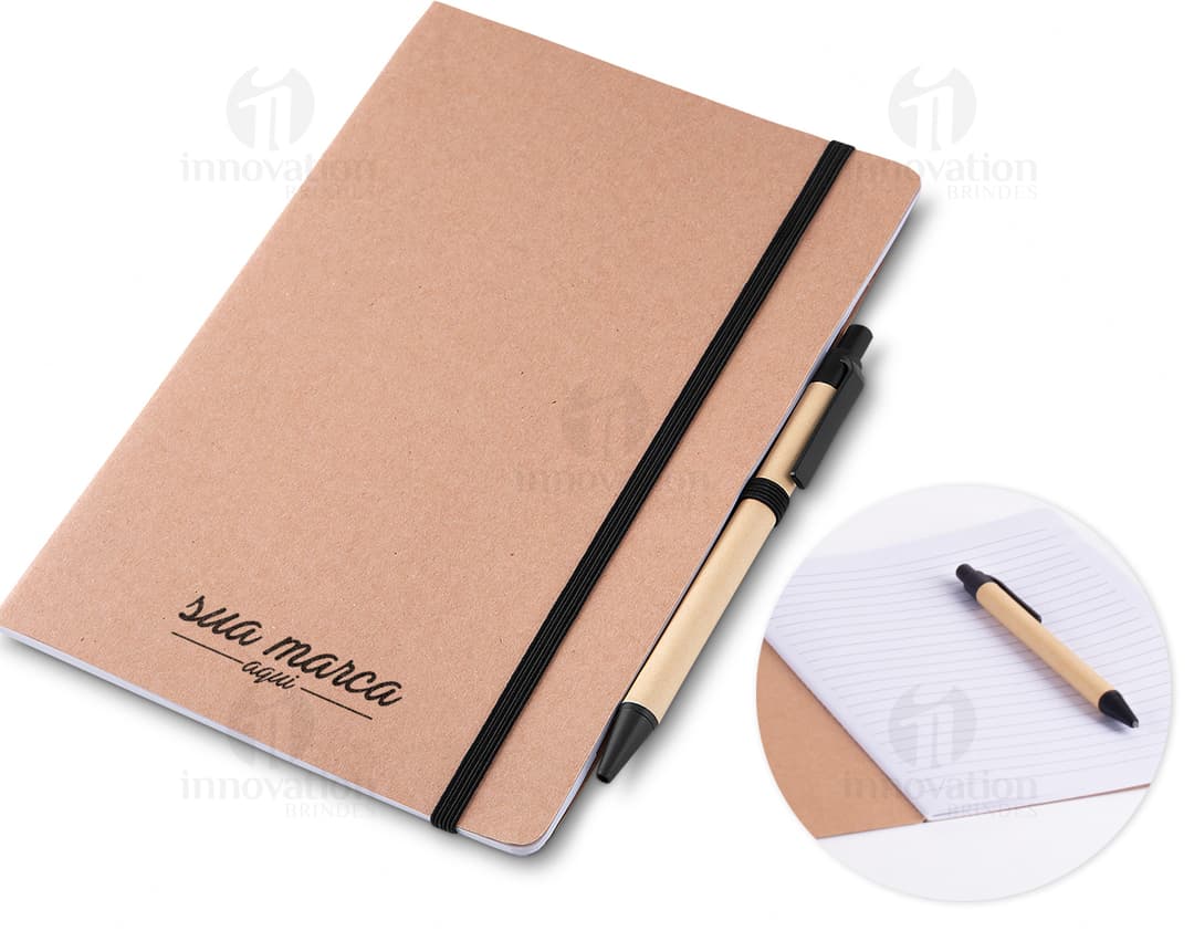 Bloco de anotações com caneta: a ferramenta essencial para o seu dia a dia de estudos ou trabalho. Feito em couro sintético de alta qualidade, é perfeito para manter suas anotações organizadas. Ideal para escola, faculdade ou escritório. Nunca mais se esqueça de anotar suas ideias e compromissos! Adquira já o seu.