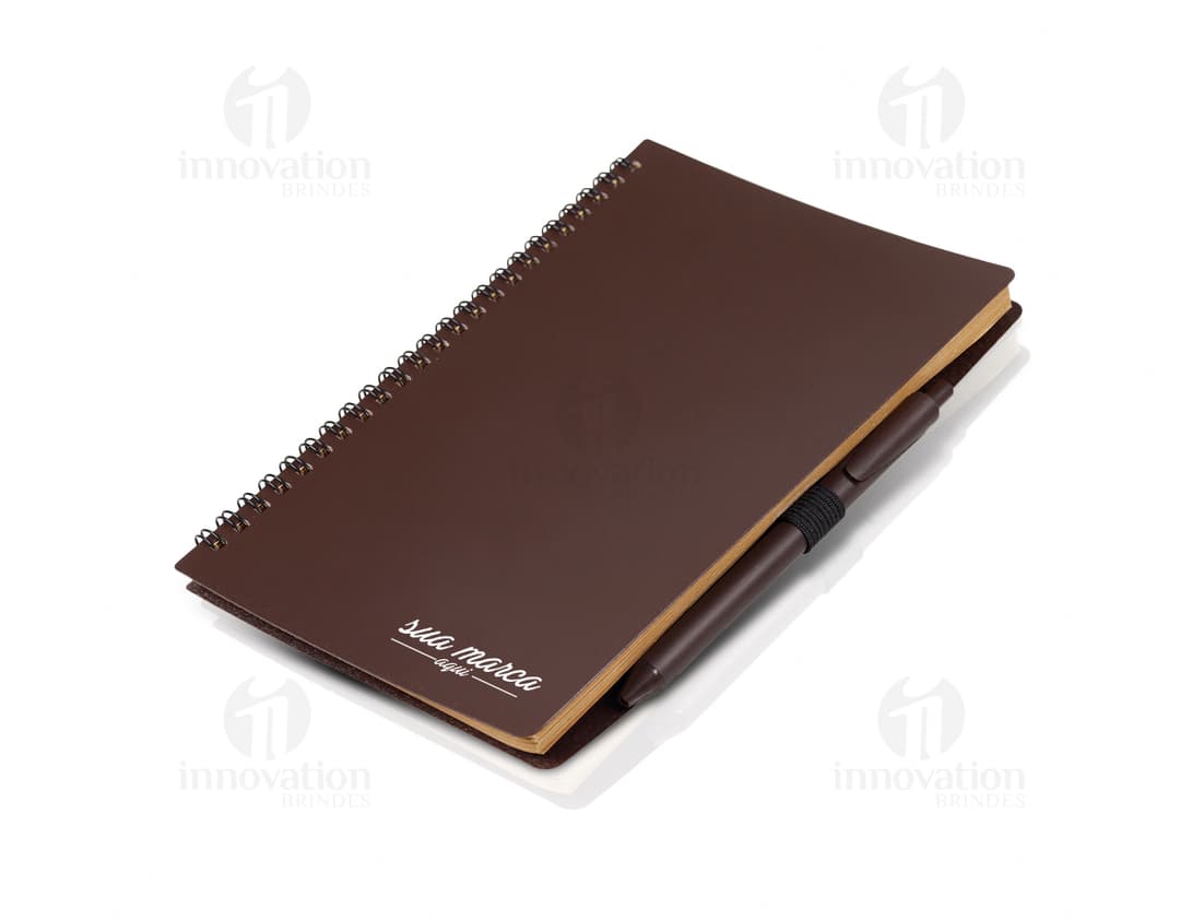 Bloco de anotações com caneta: o companheiro ideal para suas ideias e pensamentos. Feito em couro, é moderno, portátil e prático para o dia a dia. Anote seus fatos, documentos e dados de forma organizada. Perfeito para uso pessoal ou profissional. Nunca mais esqueça uma informação importante!