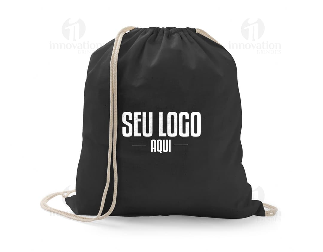 Homem feliz usando uma sacola tipo mochila preta de couro para viajar. O acessório moderno e elegante possui alça ajustável e zíper.