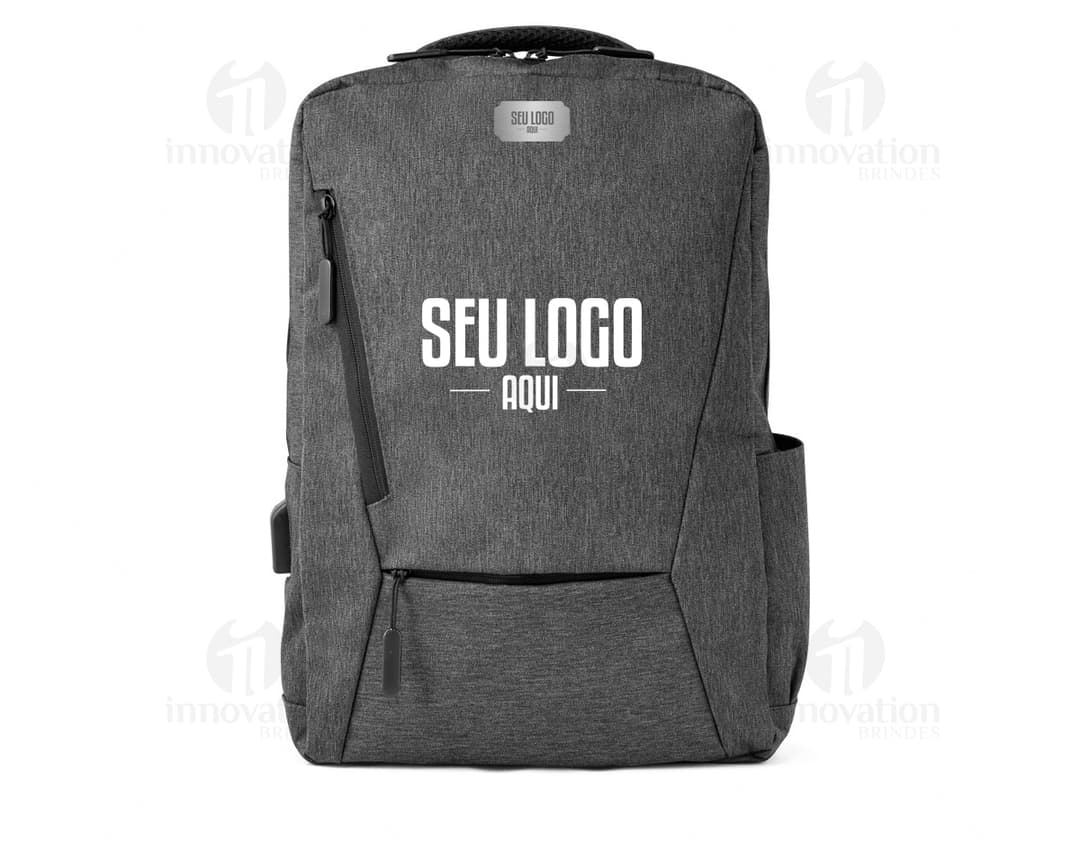 Mochila para notebook preta em couro genuíno, ideal para viagens de negócios. Compartimento espaçoso e design elegante. Organize seus equipamentos com segurança e estilo. Compre já!