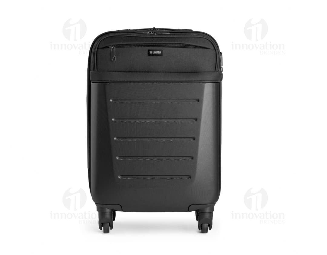 Mala de viagem moderna e prateada, aberta e vazia, com notebook, laptop, notebook, caixa, papel e objetos de trabalho, no escritório do lado de um caminhão de metal e uma cadeira de couro preta.