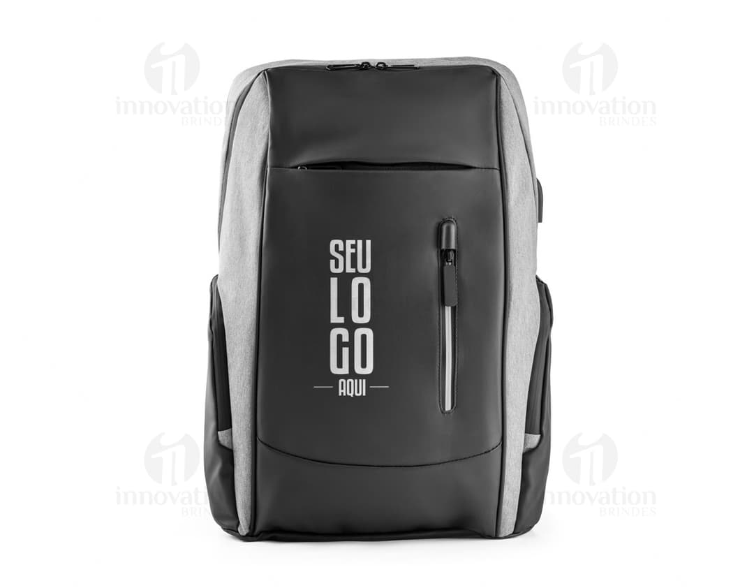 Mochila para notebook em couro preto com design moderno e tecnológico. Perfeita para viagens a negócios, com compartimento especial para laptop e diversos acessórios. Confortável e resistente, ideal para o dia a dia no escritório ou em trânsito. Tenha mais praticidade e estilo com essa mochila elegante e funcional.