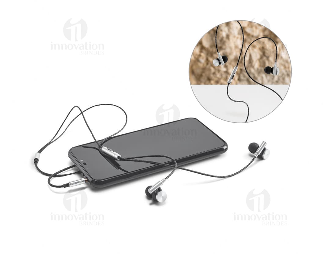Fones de Ouvido Vibration c/ Microfone em estilo moderno e design metálico. Dispositivo eletrônico para comunicação e entretenimento, perfeito para uso no escritório, em casa ou no supermercado. Cor preta e prateada, com fio metálico e conexão. Ideal para ouvir música e atender chamadas com conforto e qualidade de som.