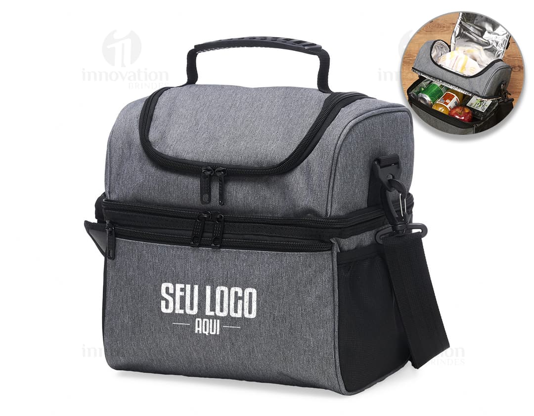 Bolsa térmica dupla de 16 litros em couro preto moderno com alça de mão e alça de ombro, fecho em zíper, bolso externo e detalhes em metal brilhante, ideal para viagens e armazenamento de alimentos.