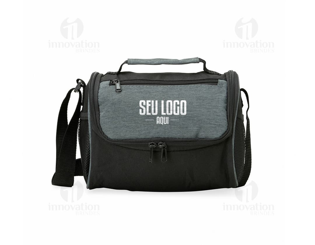 Bolsa térmica 7L com revestimento em PEVA, ideal para transportar alimentos e manter a temperatura por mais tempo. Possui alça ajustável, fecho em zíper, design moderno e elegante, fabricada em couro sintético na cor preta com detalhes em metal. Excelente para uso pessoal, viagens, passeios e compras.