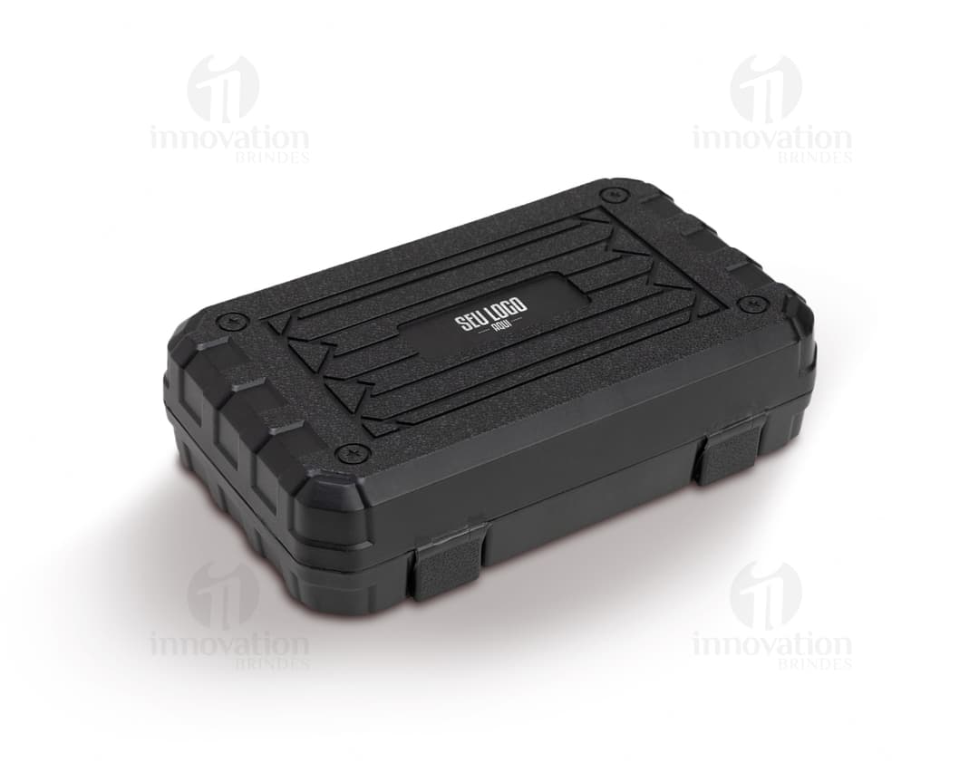 Kit ferramenta 8 peças em metal e plástico preto, incluindo chave de fenda, chave inglesa, broca, alicate, martelo, parafusos, fita métrica e caixa de armazenamento amarela. Ideal para trabalhos de carpintaria, reparos e construção.