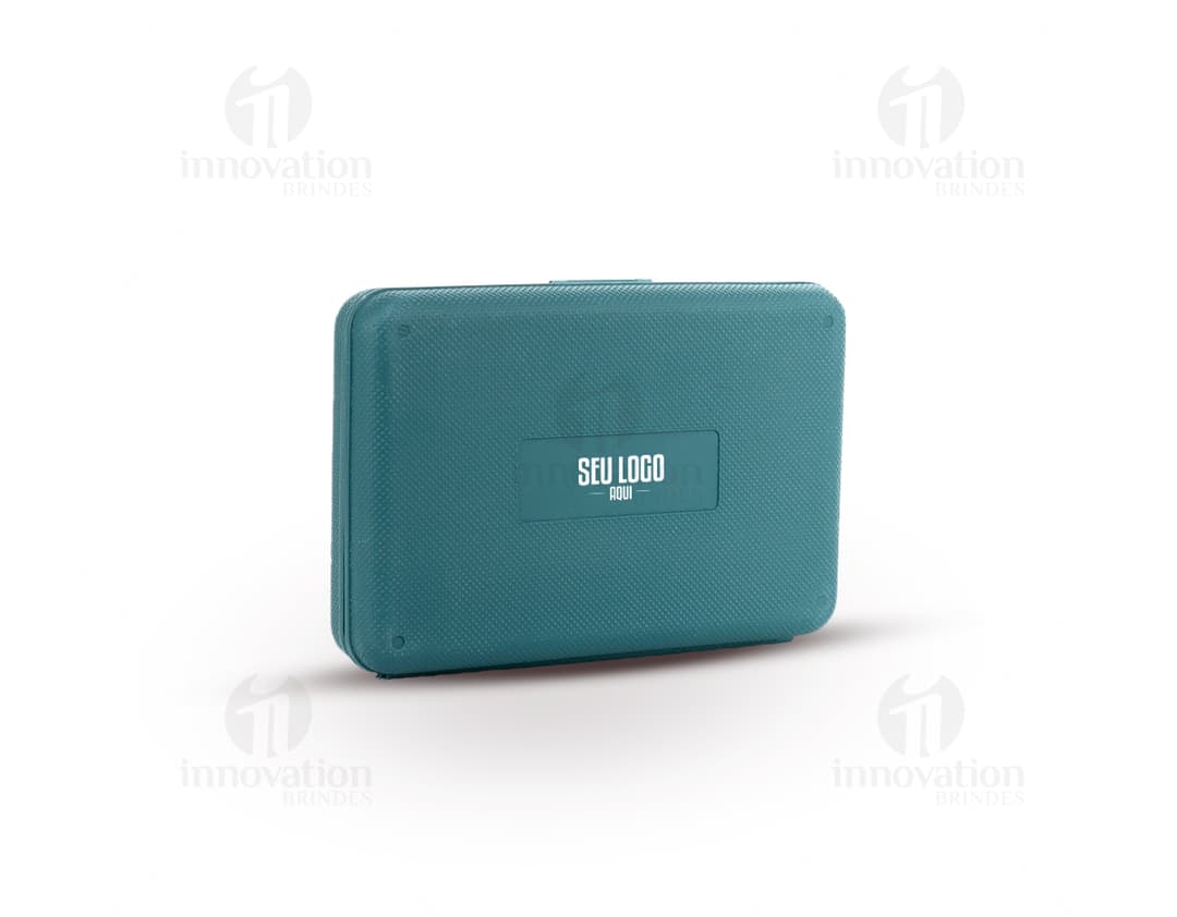 Notebook, dispositivo de negócios de tecnologia, pasta preta com dados e equipamentos de escritório, carteira eletrônica e documentos em couro, livro digital em branco, chave de segurança, entre outros itens em uma imagem.